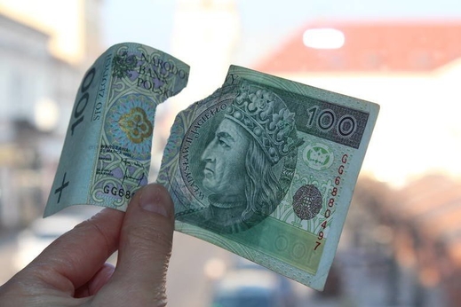 Ở Ba Lan, tiền cũ, rách vẫn có thể đem đổi lấy tiền lành ở ngân hàng