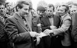 14/11/1982: Lech Walesa ra tù 14/11/1982: Lech Walesa ra tù