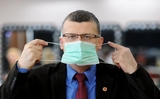 Tiến sỹ Grzesiowski nói về các con số đáng ngại: virus như diều gặp gió Tiến sỹ Grzesiowski nói về các con số đáng ngại: virus như diều gặp gió
