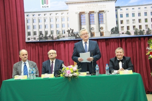 Hiệu trưởng học viện mỏ-luyện kim AGH, Krakow, Ba Lan trao học bạ vàng cho các cựu sinh viên Việt Nam Hiệu trưởng học viện mỏ-luyện kim AGH, Krakow, Ba Lan trao học bạ vàng cho các cựu sinh viên Việt Nam