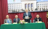 Hiệu trưởng học viện mỏ-luyện kim AGH, Krakow, Ba Lan trao học bạ vàng cho các cựu sinh viên Việt Nam Hiệu trưởng học viện mỏ-luyện kim AGH, Krakow, Ba Lan trao học bạ vàng cho các cựu sinh viên Việt Nam