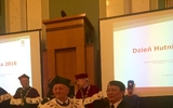 Lễ trao danh hiệu Lãnh sự Danh dự Học Viện Mỏ - Luyện kim AGH Krakow cho ôngHồ Chí Hưng. Lễ trao danh hiệu Lãnh sự Danh dự Học Viện Mỏ - Luyện kim AGH Krakow cho ôngHồ Chí Hưng.