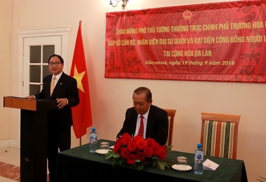 Phó thủ tướng thường trực Trương Hòa Bình gặp gỡ cán bộ, nhân Viên Đại sứ quán và Đại diện cộng đồng VN tại Ba Lan. Phó thủ tướng thường trực Trương Hòa Bình gặp gỡ cán bộ, nhân Viên Đại sứ quán và Đại diện cộng đồng VN tại Ba Lan.
