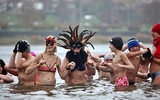 Bất chấp nhiệt độ âm, hàng trăm người tham gia tắm nước lạnh sông Vistula