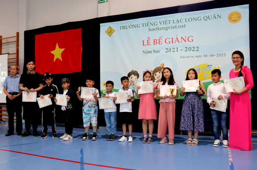 Lễ bế giảng năm học 2021-2022 tại trường tiếng Việt Lạc Long Quân.