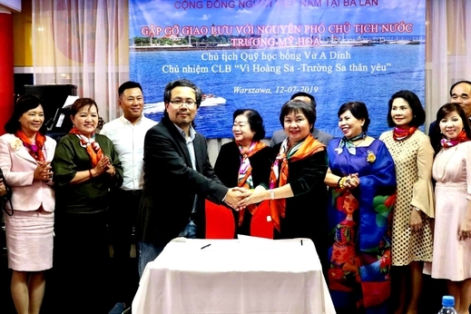 Đoàn đại biểu doanh nhân nữ TP. Hồ Chí Minh (HAWEE) thăm và làm việc tại Ba Lan. Đoàn đại biểu doanh nhân nữ TP. Hồ Chí Minh (HAWEE) thăm và làm việc tại Ba Lan.