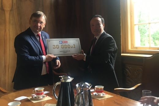 Trao học bổng của công ty EBM cho bộ môn tiếng Việt - Đại học tổng hợp Adam Mickiewicz Poznan
Trao học bổng của công ty EBM cho bộ môn tiếng Việt - Đại học tổng hợp Adam Mickiewicz Poznan