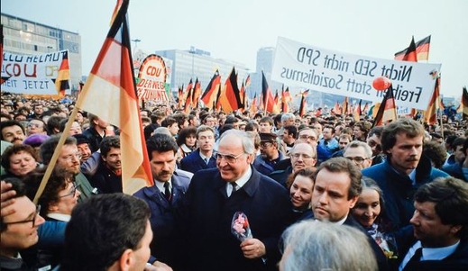 Helmut Kohl viết về sự kiện sụp đổ Bức tường Berlin Helmut Kohl viết về sự kiện sụp đổ Bức tường Berlin